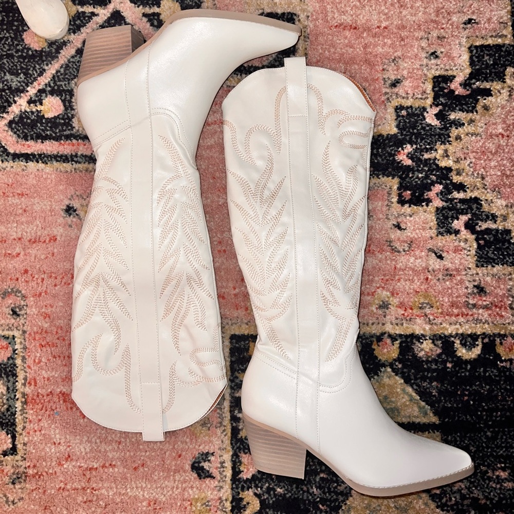 NWT White Samara Cowgirl Boots